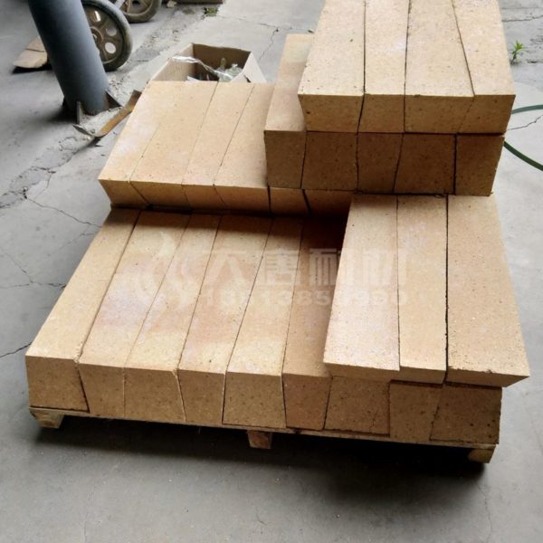 Corundum brick